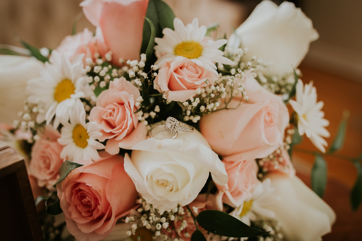 Bouquet of roses and daisies